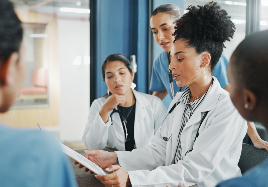 Una fotografía de profesionales médicos reunidos.